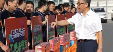 銘品裝飾集團送清涼活動，向所有為“品質工程”奮斗在高溫一線的工人師傅致敬！