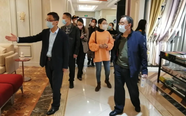 張一良董事長帶市領導看展廳
