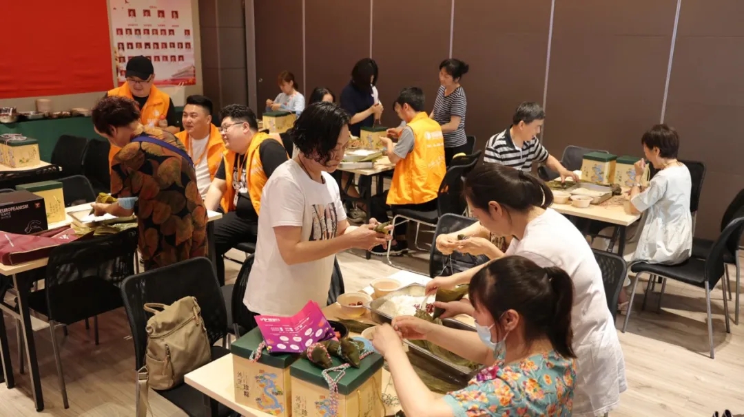 杭州裝修公司銘品裝飾端午節活動包粽子環節