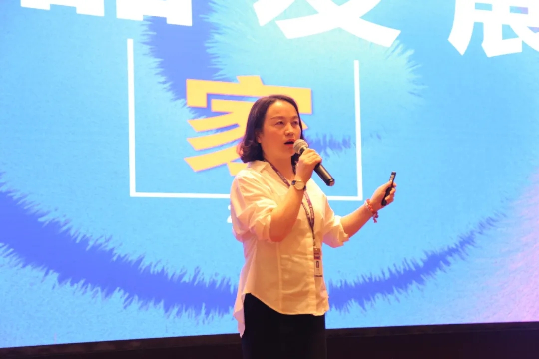管理中心總經理牛瑜璇進行企業文化宣講