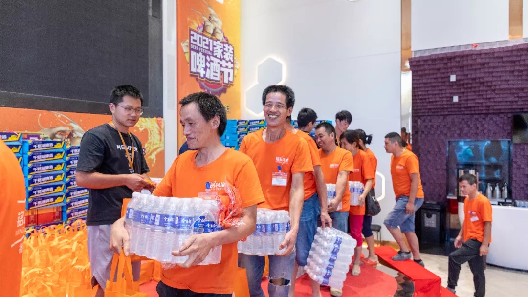 　在場的工人一箱啤酒一箱水，溫度再高也有“清涼”相伴
