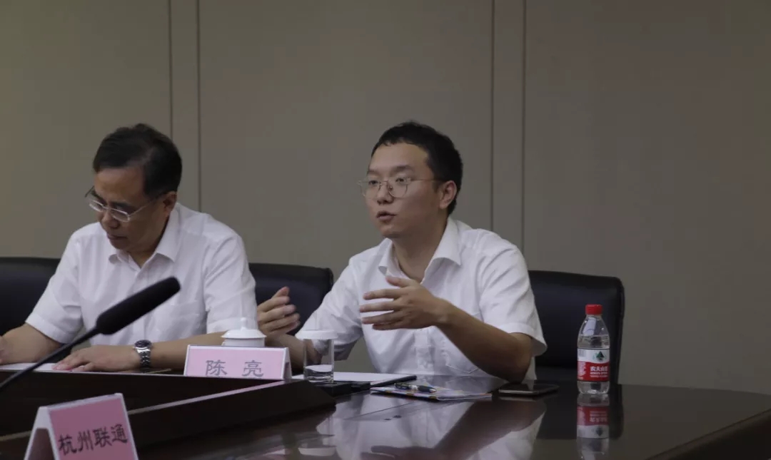 杭州聯通市場部副總經理陳亮（右一）