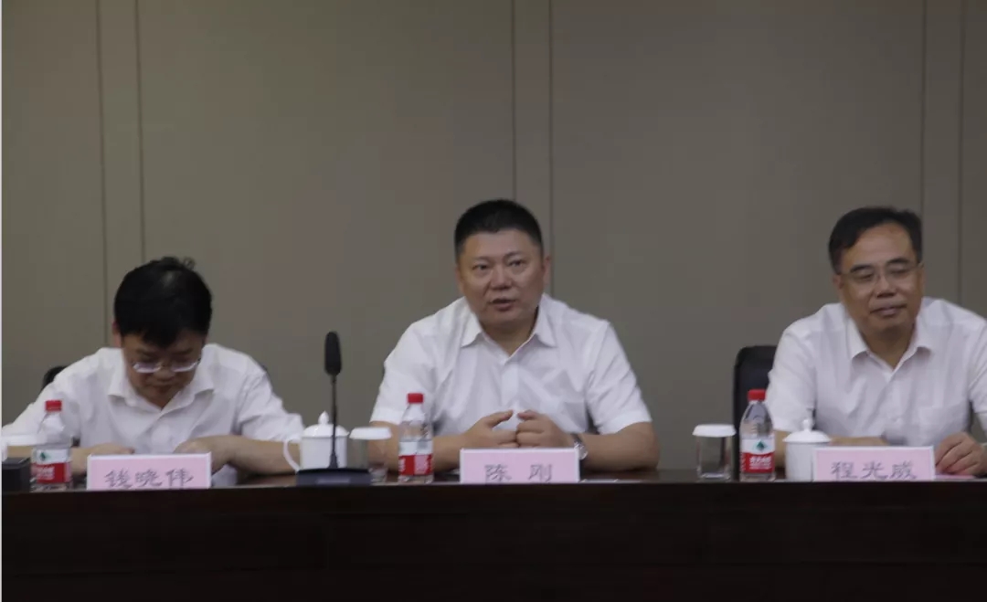 杭州聯通公司黨委委員、副總經理陳剛先生（中）