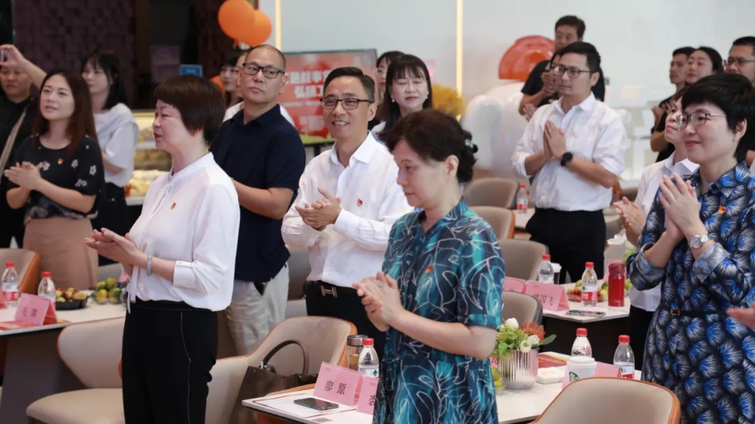 領導、行業來賓共唱《愛我中華》