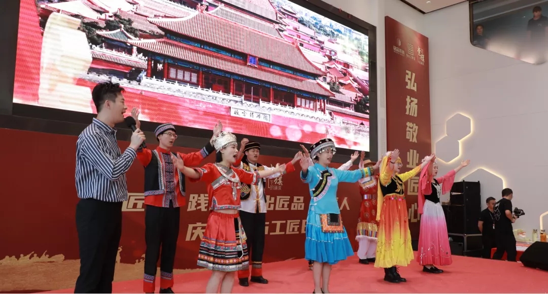 領導、行業來賓共唱《愛我中華》