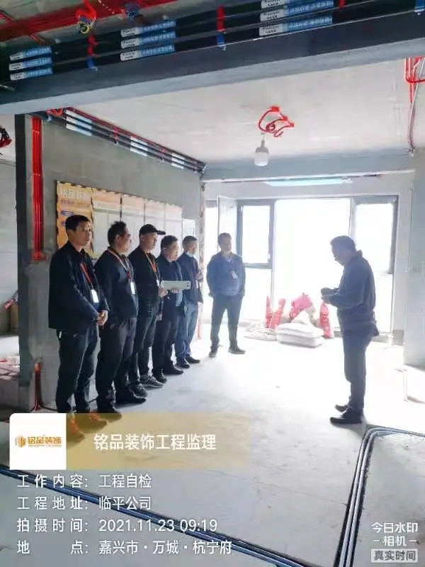 ▲邱經理現場會議講解施工中的注意事項