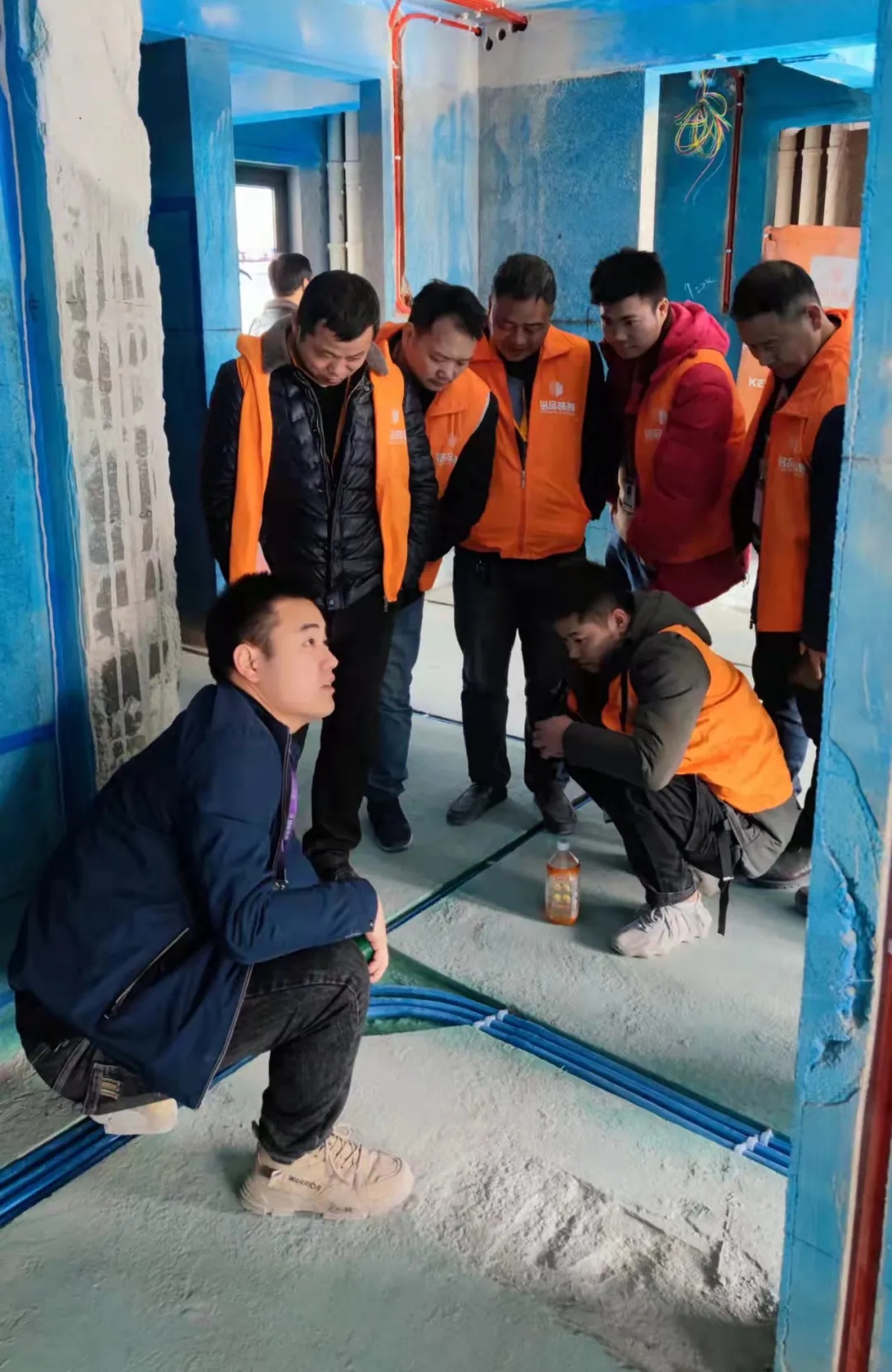 王經理檢查水電隱蔽工程，講解銘品大弧彎工藝