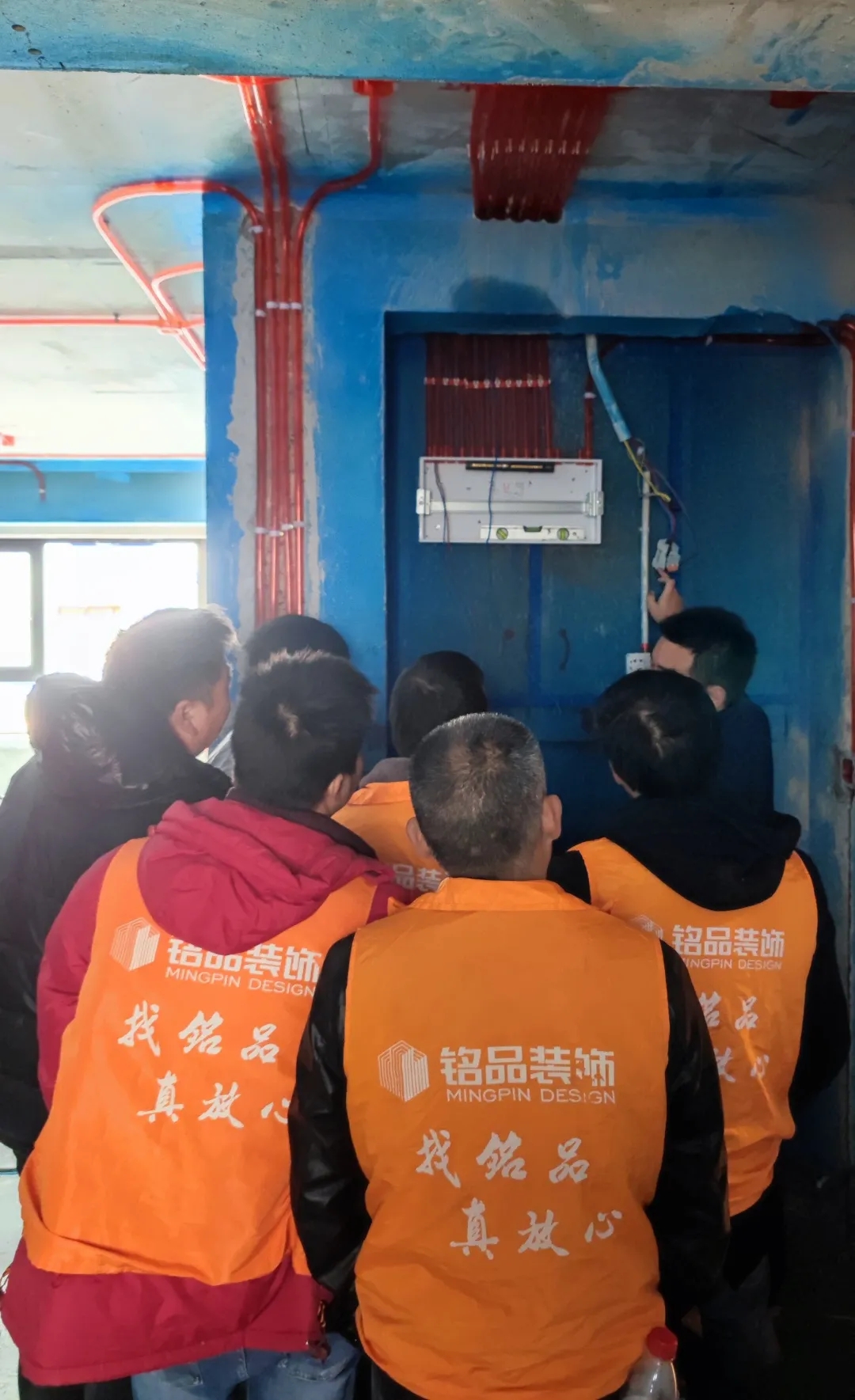 王經理檢查配電箱并講解安全用電知識。