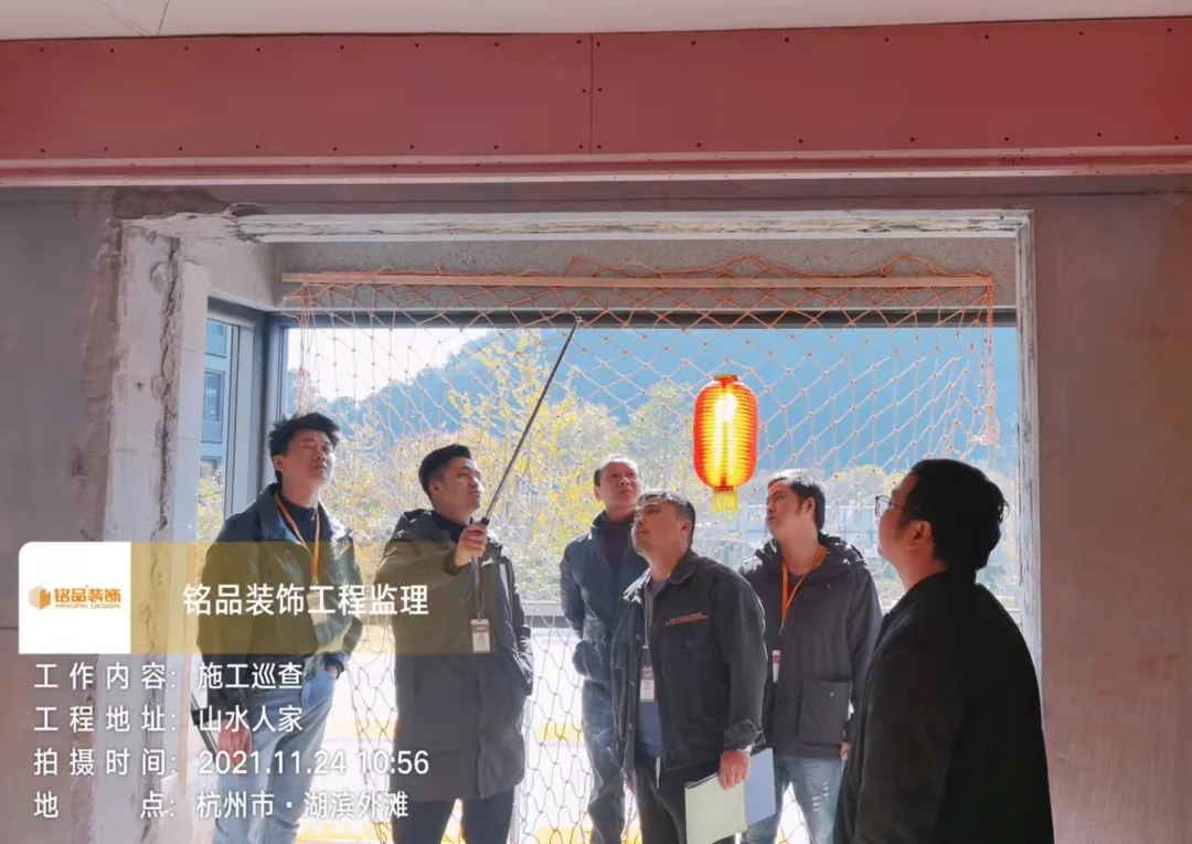 鄭經理帶領巡查組來到木工階段的在施工地
