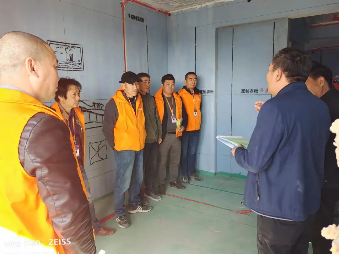 應經理檢查電箱電路，并現場講解工藝規范