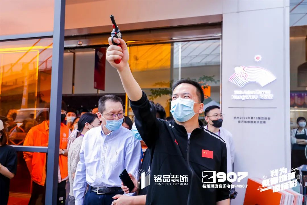 杭州亞組委開發部運營處副處長陳雄先生打響騎行浙江 · 杭州站揭幕第一槍