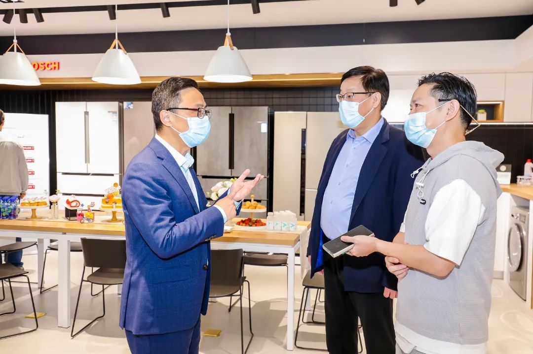 浙江著名電臺主持人阿亮老師體驗家電展區