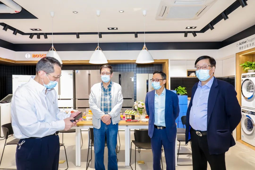 原杭州市政協副主席 市工商聯主席鮑世甲、上城區工商聯黨組書記毛學慶蒞臨現場
