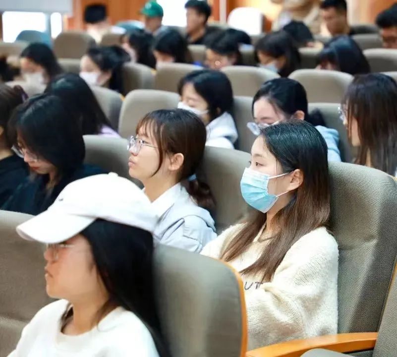 杭師大學子們認真傾聽  感受張一良先生的創業之路