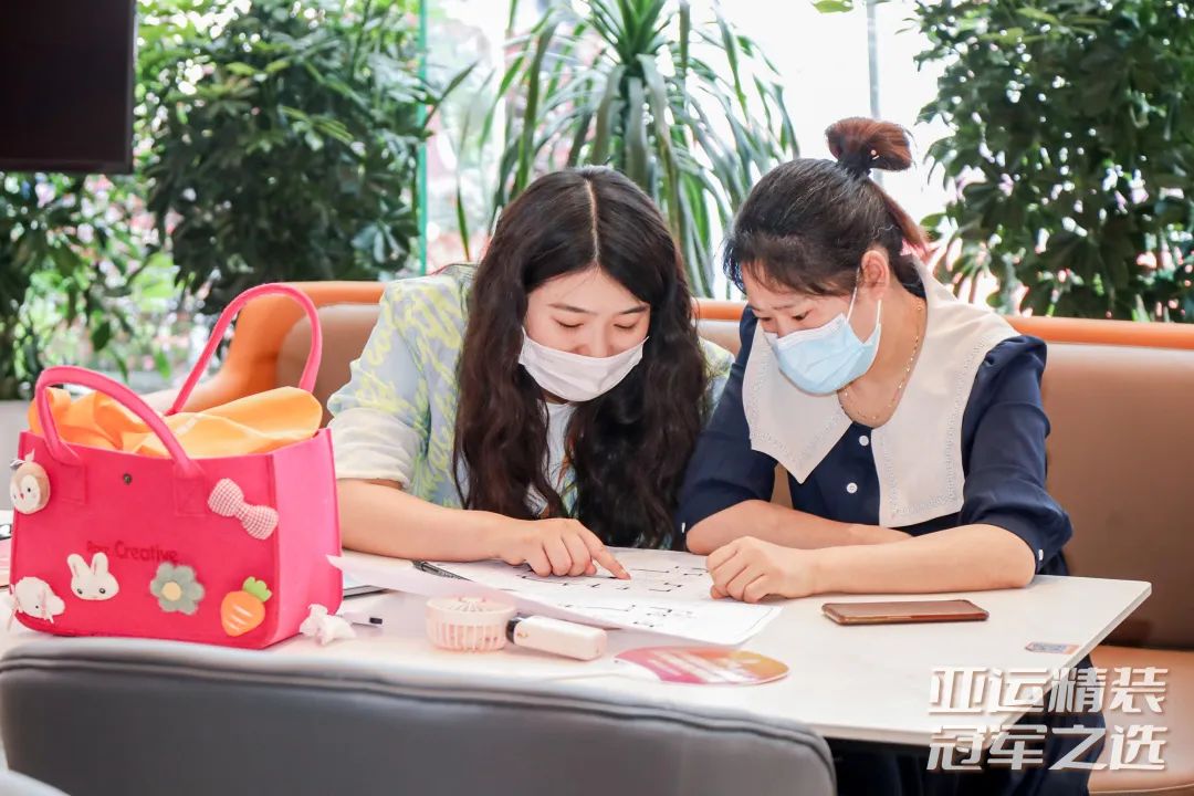 業主們享受品牌設計師一對一講解