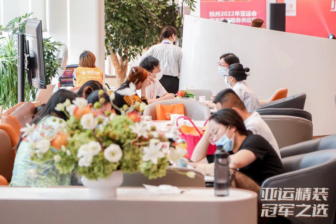 業主們享受品牌設計師一對一講解