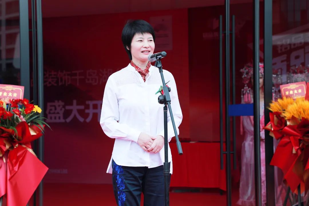 浙江省建筑裝飾行業協會會長賈華琴女士發言致辭