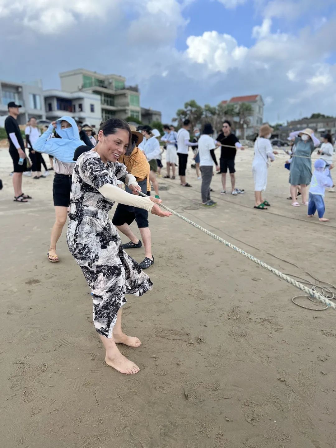 熱愛生活，熱愛拼搏的銘品家人們，旅途中也少不了比賽，一場新鮮好玩的海邊拔河就此展開。