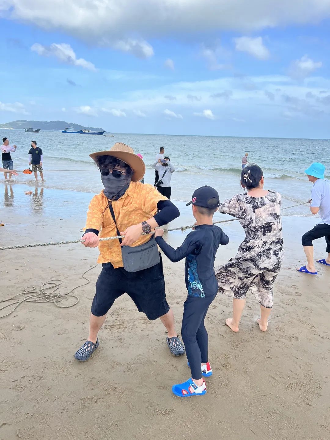 熱愛生活，熱愛拼搏的銘品家人們，旅途中也少不了比賽，一場新鮮好玩的海邊拔河就此展開。
