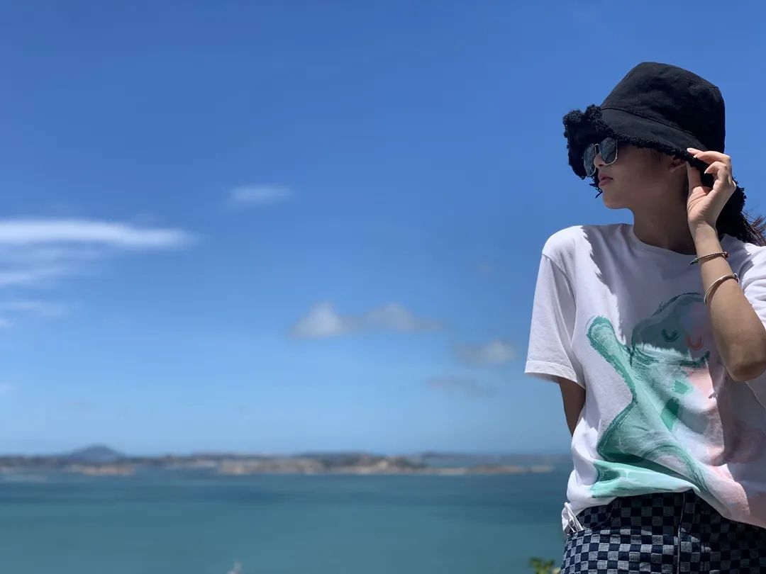 在福州的海岸上，拍下美麗的自拍，每一幀都值得留念。