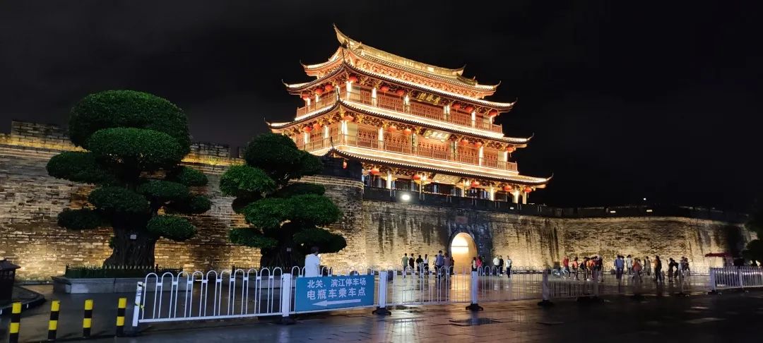 潮州古城樓的夜景，倒映一江水，如詩如畫。