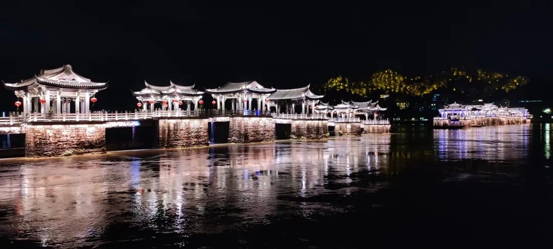 潮州古城樓的夜景，倒映一江水，如詩如畫。