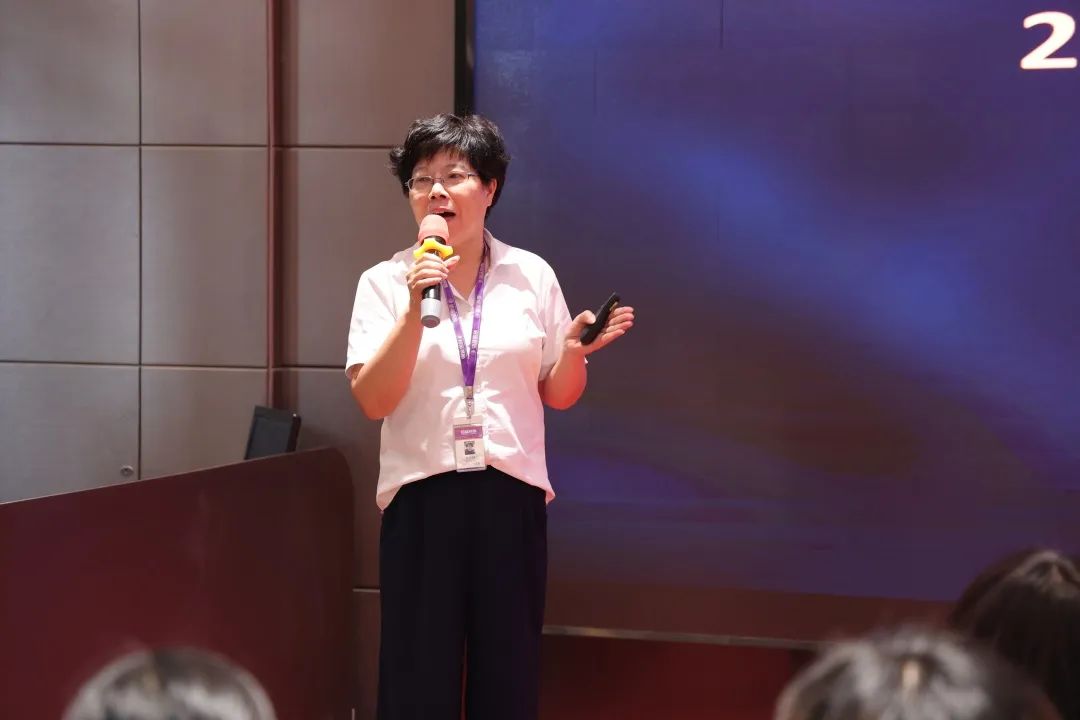 銘品裝飾工程中心總經理方云珍作發言報告