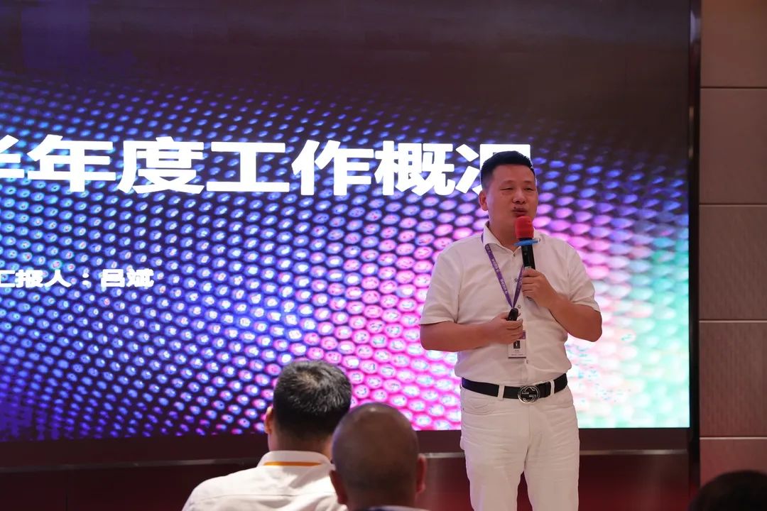 銘品裝飾營銷中心總經理呂斌作發言報告