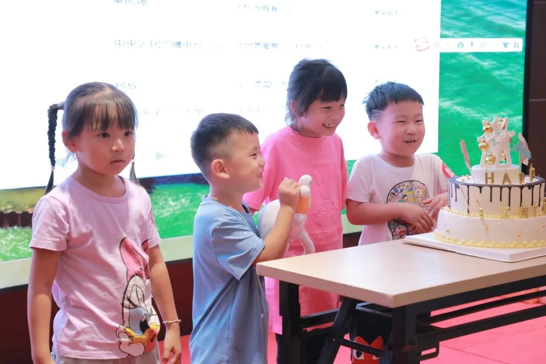 孩子們一起慶祝生日，切生日蛋糕