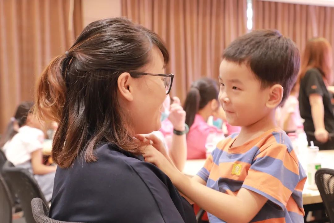 孩子與父母擁抱的瞬間，永遠是動人且溫暖的