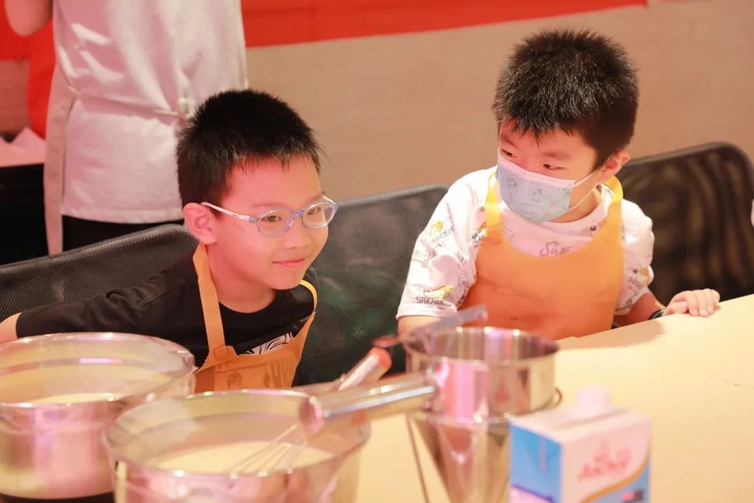 在銘品小課堂上，孩子們積極踴躍，學習成長