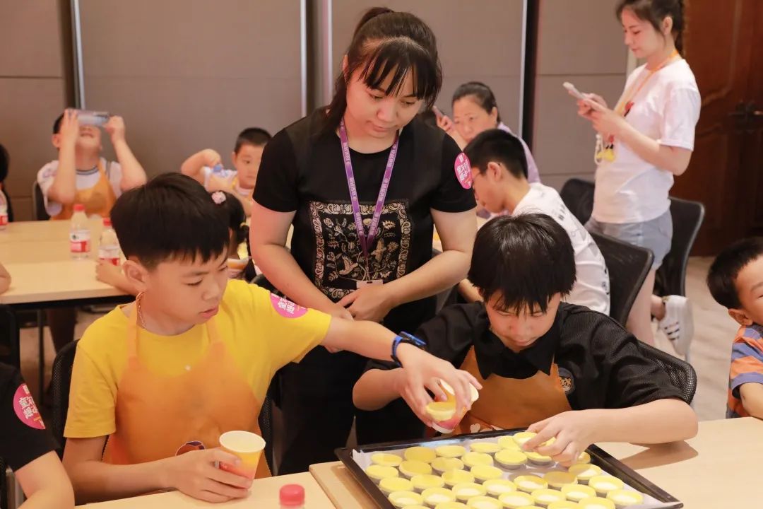 在銘品小課堂上，孩子們積極踴躍，學習成長