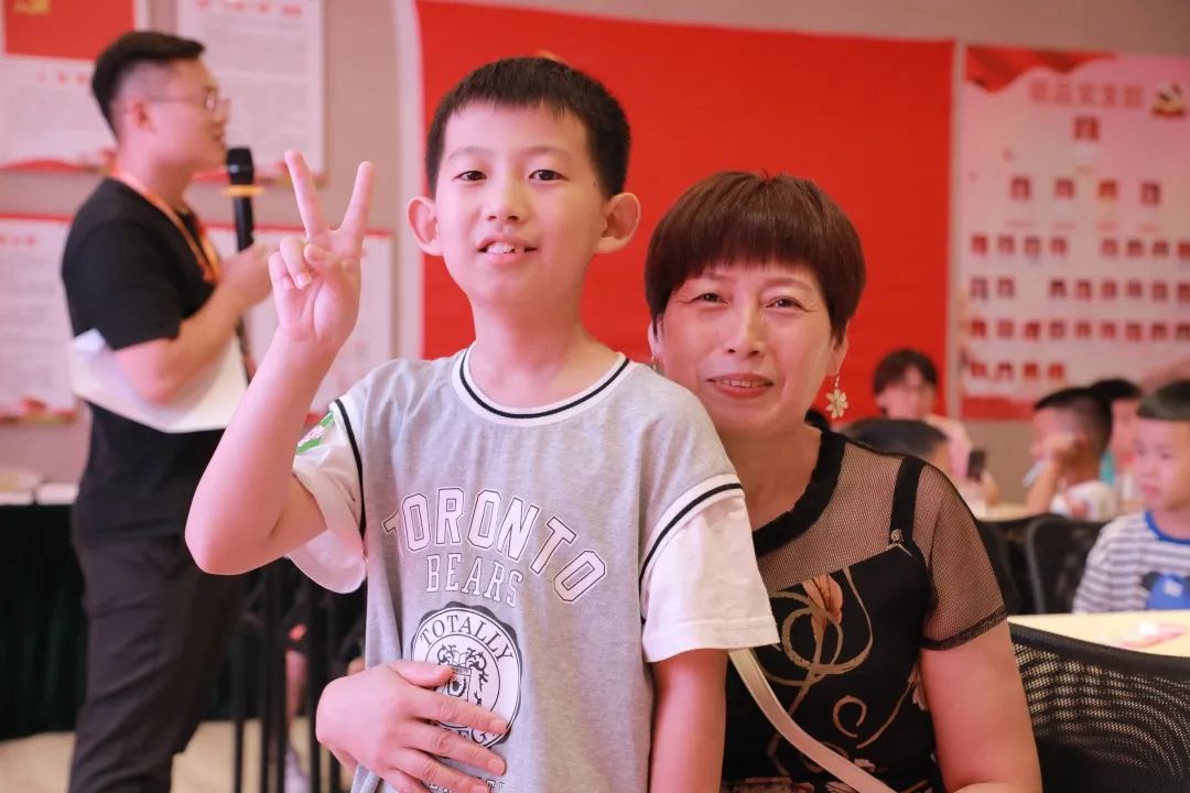 來父母的工作單位參觀，先給自己比個耶！