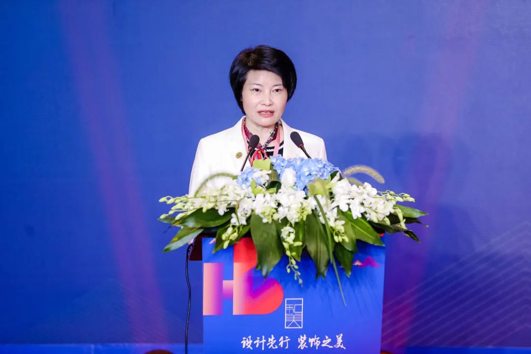 省建筑裝飾行業協會會長賈華琴出席會議并致辭