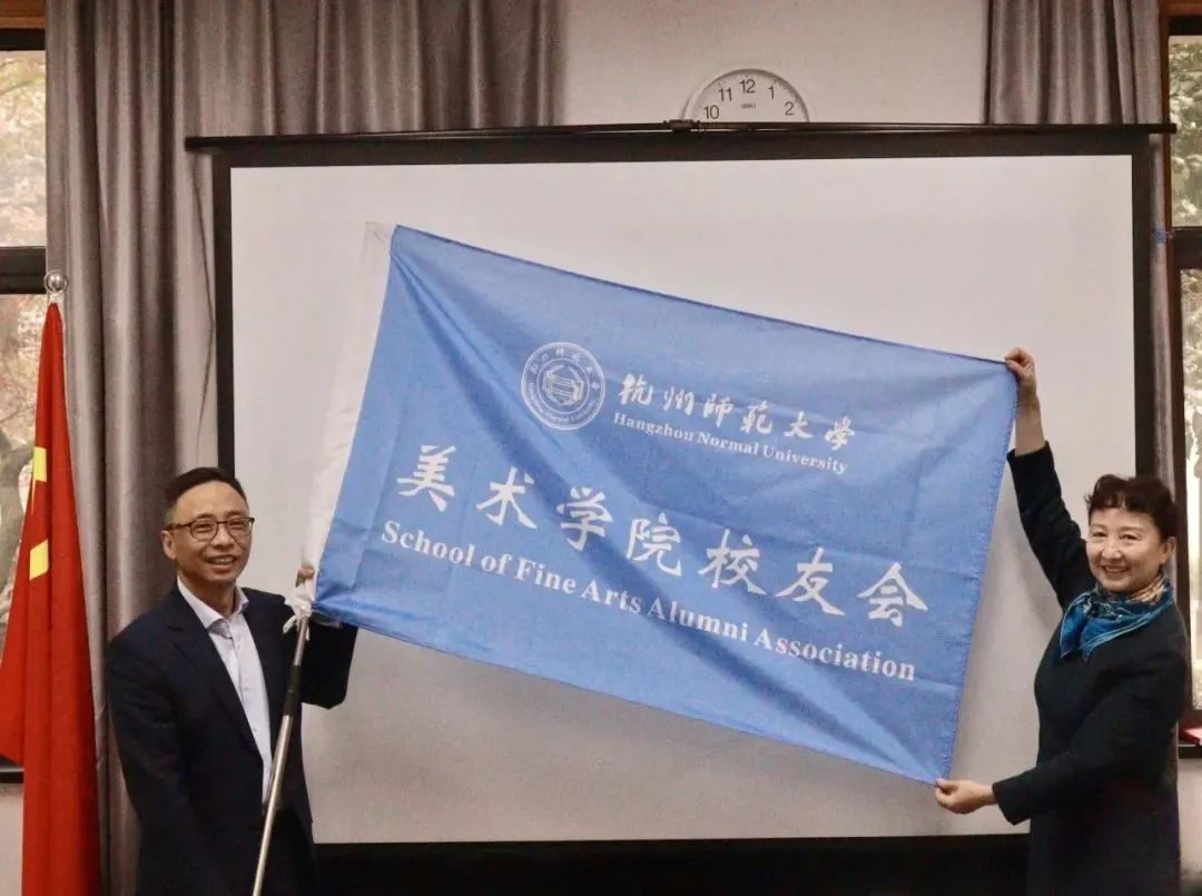 郭小娟書記授旗，張一良校友接旗