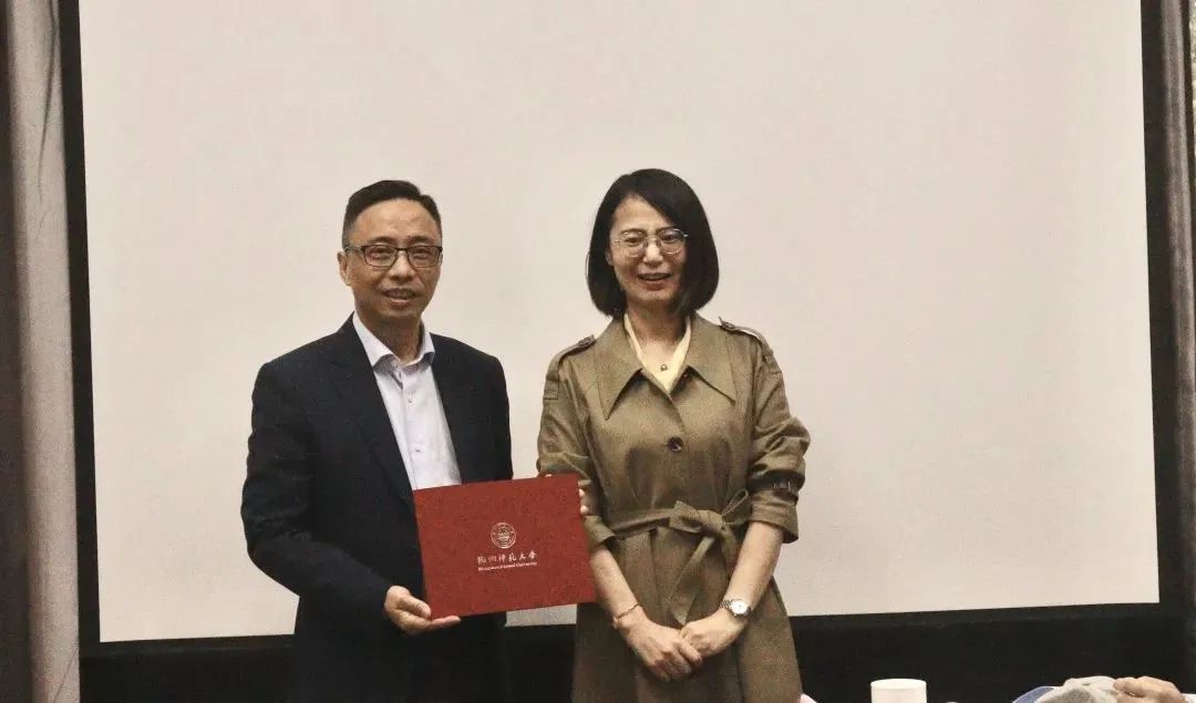 薛少聰主任向張一良校友頒發校友會會長聘書-